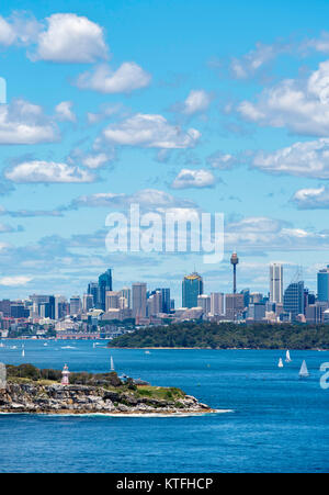 Blick auf den Hafen von Sydney in Richtung Zentrum von Sydney, vom Eingang in North Head, New South Wales, Australien Stockfoto