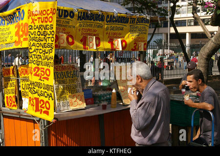 Abschaltdruck verkaufen frische Lebensmittel auf den Straßen von Rio de Janeiro, Brasilien. Stockfoto