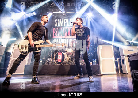 Die kanadisches Rock Band Simple Plan führt ein Live Konzert am Rockefeller in Oslo. Hier Sänger Pierre Bouvier wird gesehen, live auf der Bühne mit dem Gitarristen Sebastien Lefebvre. Norwegen, 24.05 2016. Stockfoto