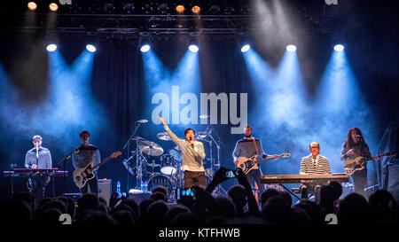 Norwegen, Oslo - August 8, 2017. Die amerikanische Pop- und Rock Band funken führt ein Live Konzert am Rockefeller in Oslo. Hier Sänger und Songwriter Russell Mael ist live auf der Bühne mit Ron Mael, und der Rest der Band gesehen. Stockfoto