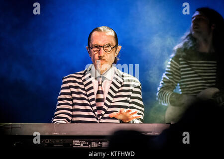 Norwegen, Oslo - August 8, 2017. Die amerikanische Pop- und Rock Band funken führt ein Live Konzert am Rockefeller in Oslo. Hier Musiker und Songwriter Ron Mael, ist live auf der Bühne gesehen. Stockfoto