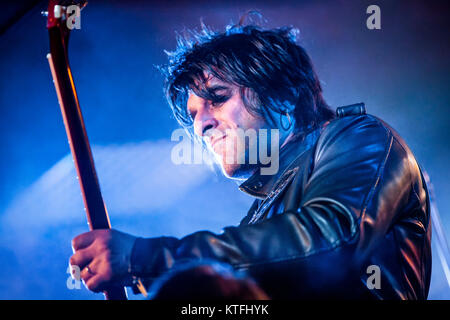 Der amerikanische Gitarrist Steven Conte führt live mit der finnischen Rock Musiker und Glam Rock Sänger Michael Monroe bei Olsen in Bryn, Oslo Leben führt. Norwegen, 12.03 2016. Stockfoto