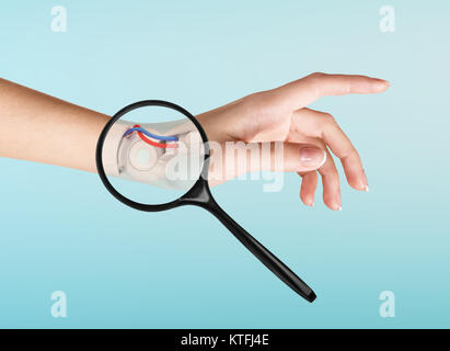 Roboter Hand innerhalb der menschlichen Hand. Handprothese Konzept. 3D-Rendering. Stockfoto