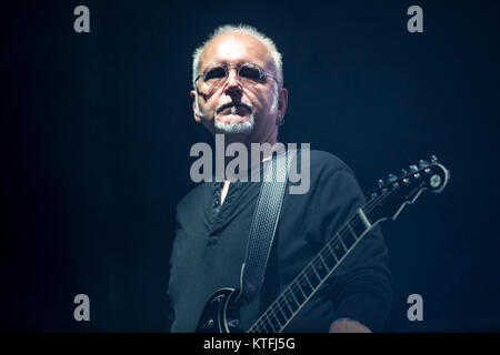 Die englische Band The Cure führt ein Live Konzert in Oslo Spektrum. Hier Gitarrist Reeves Gabrels wird gesehen, live auf der Bühne. Norwegen, 11/10 2016. Stockfoto