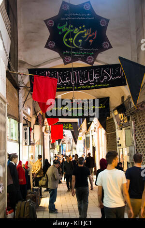 KASHAN, IRAN - NOVEMBER 2017: Personen und Geschäfte in der zentralen Basar von kashan im Iran Stockfoto