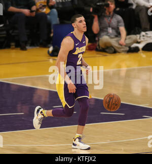 Los Angeles, CA, USA. 23 Dez, 2017. Los Angeles Lakers guard Lonzo Ball (2), bis das Gericht in der ersten Hälfte der Portland Trail Blazers vs Los Angeles Lakers an Staples Center am 23. Dezember 2017. (Foto durch Jevone Moore/Cal Sport Media (Netzwerk Fernsehen wenden Sie sich bitte an den zuständigen Vertriebsmitarbeiter für das Fernsehen. Credit: Csm/Alamy leben Nachrichten Stockfoto