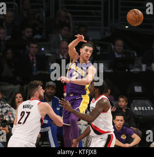 Los Angeles, CA, USA. 23 Dez, 2017. Los Angeles Lakers guard Lonzo Kugel (2) In der ersten Hälfte der Portland Trail Blazers vs Los Angeles Lakers an Staples Center am 23. Dezember 2017. (Foto durch Jevone Moore/Cal Sport Media (Netzwerk Fernsehen wenden Sie sich bitte an den zuständigen Vertriebsmitarbeiter für das Fernsehen. Credit: Csm/Alamy leben Nachrichten Stockfoto