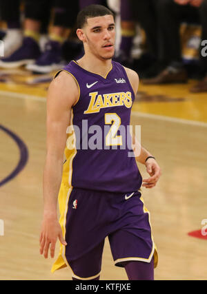 Los Angeles, CA, USA. 23 Dez, 2017. Los Angeles Lakers guard Lonzo Kugel (2) In der ersten Hälfte der Portland Trail Blazers vs Los Angeles Lakers an Staples Center am 23. Dezember 2017. (Foto durch Jevone Moore/Cal Sport Media (Netzwerk Fernsehen wenden Sie sich bitte an den zuständigen Vertriebsmitarbeiter für das Fernsehen. Credit: Csm/Alamy leben Nachrichten Stockfoto