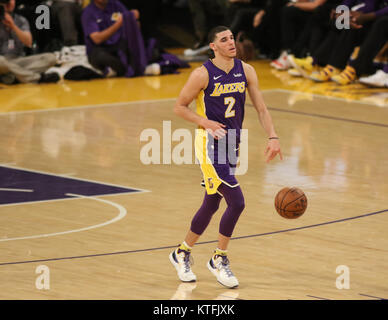 Los Angeles, CA, USA. 23 Dez, 2017. Los Angeles Lakers guard Lonzo Kugel (2) In der ersten Hälfte der Portland Trail Blazers vs Los Angeles Lakers an Staples Center am 23. Dezember 2017. (Foto durch Jevone Moore/Cal Sport Media (Netzwerk Fernsehen wenden Sie sich bitte an den zuständigen Vertriebsmitarbeiter für das Fernsehen. Credit: Csm/Alamy leben Nachrichten Stockfoto