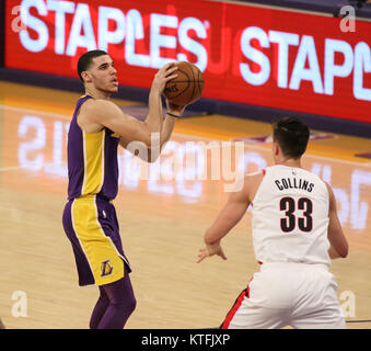 Los Angeles, CA, USA. 23 Dez, 2017. Los Angeles Lakers guard Lonzo Kugel (2) In der ersten Hälfte der Portland Trail Blazers vs Los Angeles Lakers an Staples Center am 23. Dezember 2017. (Foto durch Jevone Moore/Cal Sport Media (Netzwerk Fernsehen wenden Sie sich bitte an den zuständigen Vertriebsmitarbeiter für das Fernsehen. Credit: Csm/Alamy leben Nachrichten Stockfoto