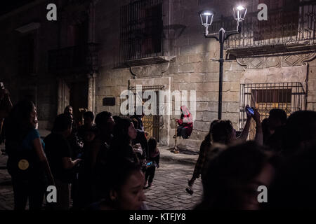 Oaxaca, Mexiko. 30 Okt, 2017. Eine Street Performer ist magisch während der Tage der Toten in Oaxaca. Tage der Toten (Dias de los Muertos) ist eine multi-Tag mexikanische Feier der Toten, eine einzigartige Kombination aus Erinnerung und Karneval mit Festlichkeiten wie Tanz, Musik und Paraden. Die Menschen verbringen viel Zeit am Grab Stätten ihrer Lieben die Toten zu ehren. Credit: Zack Baddorf/ZUMA Draht/ZUMAPRESS.com/Alamy leben Nachrichten Stockfoto