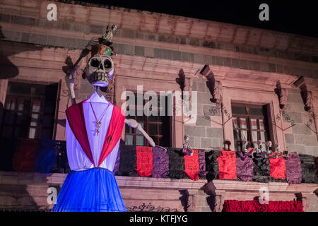 Oaxaca, Mexiko. 30 Okt, 2017. Menschen bauen riesige Skelett Kreaturen, die Tage der Toten in Oaxaca zu feiern. Tage der Toten (Dias de los Muertos) ist eine multi-Tag mexikanische Feier der Toten, eine einzigartige Kombination aus Erinnerung und Karneval mit Festlichkeiten wie Tanz, Musik und Paraden. Die Menschen verbringen viel Zeit am Grab Stätten ihrer Lieben die Toten zu ehren. Credit: Zack Baddorf/ZUMA Draht/ZUMAPRESS.com/Alamy leben Nachrichten Stockfoto