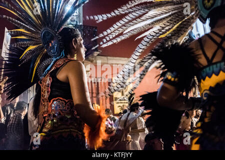 Oaxaca, Mexiko. 30 Okt, 2017. Die Menschen feiern Tagen der Toten während einer Performance in Oaxaca. Tage der Toten (Dias de los Muertos) ist eine multi-Tag mexikanische Feier der Toten, eine einzigartige Kombination aus Erinnerung und Karneval mit Festlichkeiten wie Tanz, Musik und Paraden. Die Menschen verbringen viel Zeit am Grab Stätten ihrer Lieben die Toten zu ehren. Credit: Zack Baddorf/ZUMA Draht/ZUMAPRESS.com/Alamy leben Nachrichten Stockfoto