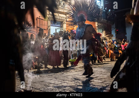 Oaxaca, Mexiko. 30 Okt, 2017. Die Menschen feiern Tagen der Toten während einer Performance in Oaxaca. Tage der Toten (Dias de los Muertos) ist eine multi-Tag mexikanische Feier der Toten, eine einzigartige Kombination aus Erinnerung und Karneval mit Festlichkeiten wie Tanz, Musik und Paraden. Die Menschen verbringen viel Zeit am Grab Stätten ihrer Lieben die Toten zu ehren. Credit: Zack Baddorf/ZUMA Draht/ZUMAPRESS.com/Alamy leben Nachrichten Stockfoto