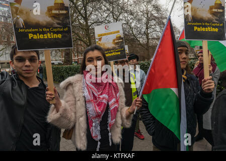 London, Großbritannien. 23 Dez, 2017. Dezember 23, 2017 - London, UK. 23. Dezember 2017. Ein Sprecher des Palästinensischen Forum in Großbritannien bei der Kundgebung vor der US-Botschaft nach US-Präsident ist Trumpf die Ankündigung, dass die US-Botschaft in Israel Jerusalem bewegen. Credit: ZUMA Press, Inc./Alamy leben Nachrichten Stockfoto