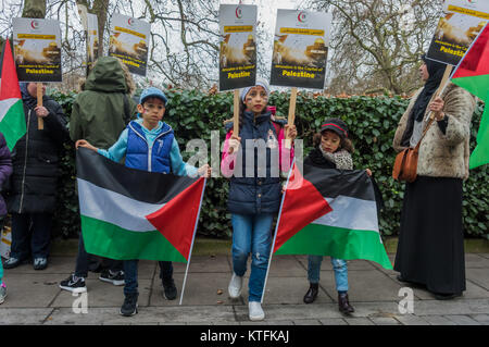 London, Großbritannien. 23 Dez, 2017. Dezember 23, 2017 - London, UK. 23. Dezember 2017. Ein Sprecher des Palästinensischen Forum in Großbritannien bei der Kundgebung vor der US-Botschaft nach US-Präsident ist Trumpf die Ankündigung, dass die US-Botschaft in Israel Jerusalem bewegen. Credit: ZUMA Press, Inc./Alamy leben Nachrichten Stockfoto