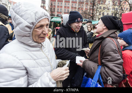 Wroclaw, Polen. 24 Dez, 2017. Heiligabend für Arme und Obdachlose. Die katholische Caritas traditionelle weihnachtliche Gerichte zubereitet, der Bischof die Wafer- und bot gute Wünsche in Wroclaw, Polen Credit: Krzysztof Kaniewski/ZUMA Draht/Alamy leben Nachrichten Stockfoto