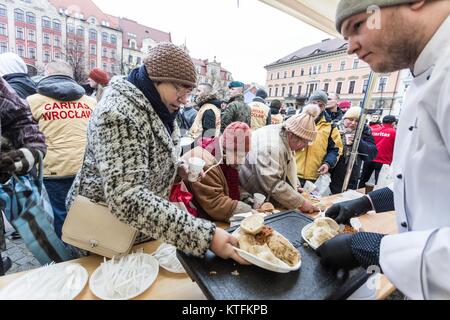 Wroclaw, Polen. 24 Dez, 2017. Heiligabend für Arme und Obdachlose. Die katholische Caritas traditionelle weihnachtliche Gerichte zubereitet, der Bischof die Wafer- und bot gute Wünsche in Wroclaw, Polen Credit: Krzysztof Kaniewski/ZUMA Draht/Alamy leben Nachrichten Stockfoto