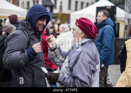 Wroclaw, Polen. 24 Dez, 2017. Heiligabend für Arme und Obdachlose. Die katholische Caritas traditionelle weihnachtliche Gerichte zubereitet, der Bischof die Wafer- und bot gute Wünsche in Wroclaw, Polen Credit: Krzysztof Kaniewski/ZUMA Draht/Alamy leben Nachrichten Stockfoto