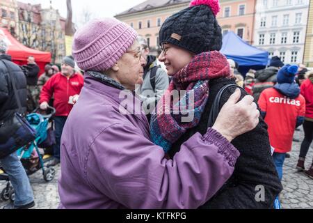 Wroclaw, Polen. 24 Dez, 2017. Heiligabend für Arme und Obdachlose. Die katholische Caritas traditionelle weihnachtliche Gerichte zubereitet, der Bischof die Wafer- und bot gute Wünsche in Wroclaw, Polen Credit: Krzysztof Kaniewski/ZUMA Draht/Alamy leben Nachrichten Stockfoto