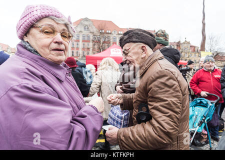 Wroclaw, Polen. 24 Dez, 2017. Heiligabend für Arme und Obdachlose. Die katholische Caritas traditionelle weihnachtliche Gerichte zubereitet, der Bischof die Wafer- und bot gute Wünsche in Wroclaw, Polen Credit: Krzysztof Kaniewski/ZUMA Draht/Alamy leben Nachrichten Stockfoto