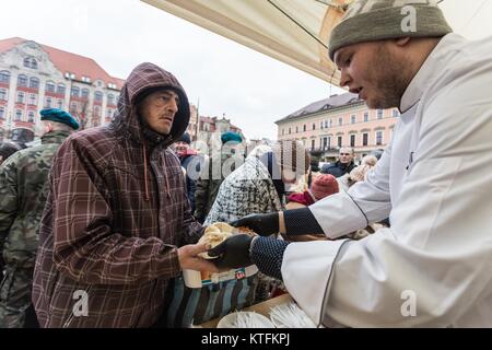 Wroclaw, Polen. 24 Dez, 2017. Heiligabend für Arme und Obdachlose. Die katholische Caritas traditionelle weihnachtliche Gerichte zubereitet, der Bischof die Wafer- und bot gute Wünsche in Wroclaw, Polen Credit: Krzysztof Kaniewski/ZUMA Draht/Alamy leben Nachrichten Stockfoto