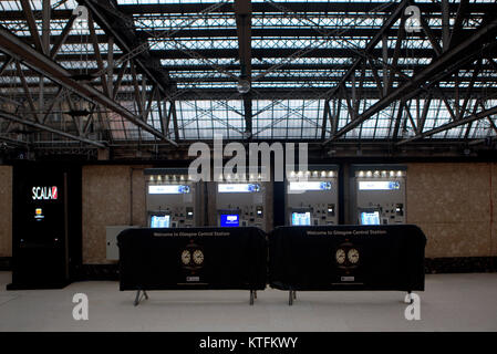 Glasgow, Schottland, Großbritannien am 24. Dezember. Hauptbahnhof Glasgow Fahrkartenautomaten scheint leer ohne Last Minute Weihnachten Rush als Eve ist an einem Sonntag und Unsicherheit der Zugverbindungen. Kredit Gerard Fähre / alamy Nachrichten Stockfoto