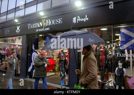 Glasgow, Schottland, Vereinigtes Königreich 24. Dezember.de Wetter: Regen und Wind grüße die Last Minute Weihnachten Käufer zu Buchanan Street, Glasgow's Stil Meile von Frasers oder die Straßen zu Princes Square Shopping Center. Kredit Gerard Fähre / alamy Nachrichten Stockfoto