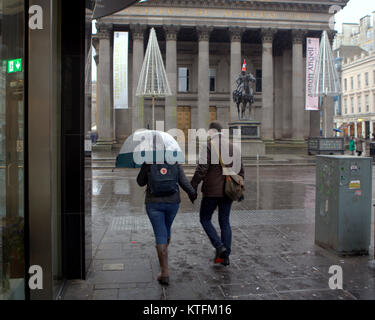 Glasgow, Schottland, Vereinigtes Königreich 24. Dezember.de Wetter: Regen und Wind grüße die Last Minute Weihnachten Käufer zu Buchanan Street, Glasgow's Stil Meile von Frasers oder die Straßen zu Princes Square Shopping Center. Kredit Gerard Fähre / alamy Nachrichten Stockfoto