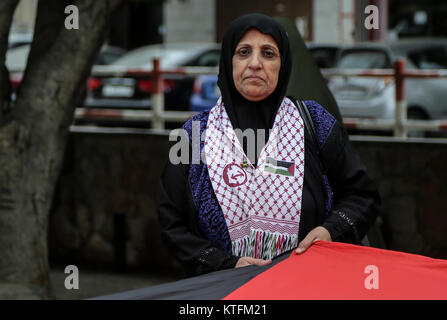 Gaza, Gazastreifen, palästinensischen Gebiet. 24 Dez, 2017. Palästinensische Frauen nehmen Teil während eines Protestes gegen die Entscheidung der US-Präsident Donald Trump Jerusalem als Hauptstadt von Israel zu erkennen, in Gaza Stadt Dezember 24, 2017 Credit: Mohammed Dahman/APA-Images/ZUMA Draht/Alamy leben Nachrichten Stockfoto