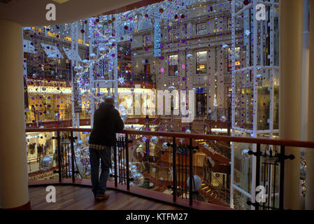 Glasgow, Schottland, Vereinigtes Königreich 24. Dezember.de Wetter: Regen und Wind grüße die Last Minute Weihnachten Käufer zu Buchanan Street, Glasgow's Stil Meile von Frasers oder die Straßen zu Princes Square Shopping Center. Kredit Gerard Fähre / alamy Nachrichten Stockfoto