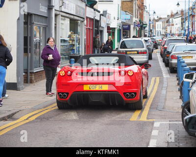 Sheerness, Kent, Großbritannien. 24 Dez, 2017. UK Wetter: grau und bewölkt Tag in Sheerness, aber sehr mild (10 °C) an Heiligabend. Einen roten Ferrari gekauft Farbe in die High Street, die Aufhellung der trüben Wetter. Credit: James Bell/Alamy leben Nachrichten Stockfoto