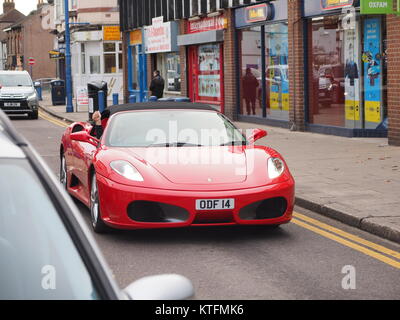 Sheerness, Kent, Großbritannien. 24 Dez, 2017. UK Wetter: grau und bewölkt Tag in Sheerness, aber sehr mild (10 °C) an Heiligabend. Einen roten Ferrari gekauft Farbe in die High Street, die Aufhellung der trüben Wetter. Credit: James Bell/Alamy leben Nachrichten Stockfoto