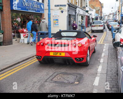 Sheerness, Kent, Großbritannien. 24 Dez, 2017. UK Wetter: grau und bewölkt Tag in Sheerness, aber sehr mild (10 °C) an Heiligabend. Einen roten Ferrari gekauft Farbe in die High Street, die Aufhellung der trüben Wetter. Credit: James Bell/Alamy leben Nachrichten Stockfoto