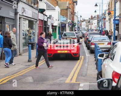 Sheerness, Kent, Großbritannien. 24 Dez, 2017. UK Wetter: grau und bewölkt Tag in Sheerness, aber sehr mild (10 °C) an Heiligabend. Einen roten Ferrari gekauft Farbe in die High Street, die Aufhellung der trüben Wetter. Credit: James Bell/Alamy leben Nachrichten Stockfoto