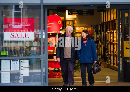 Aberystwyth Wales UK, Heiligabend, Sonntag, den 24. Dezember 2017 Großbritannien Wetter: Menschen, die ihre in der letzten Minute einkaufen in Aberystwyth Wales auf ein erstaunlich mild, aber bewölkt und feucht, Heiligabend Foto © Keith Morris/Alamy leben Nachrichten Stockfoto