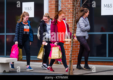 Aberystwyth Wales UK, Heiligabend, Sonntag, den 24. Dezember 2017 Großbritannien Wetter: eine Gruppe von jungen Frauen, die ihre Last Minute Shopping in Aberystwyth Wales auf einen bemerkenswert mild, aber bewölkt und feucht, Heiligabend Foto © Keith Morris/Alamy leben Nachrichten Stockfoto