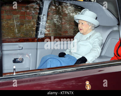 Norfolk, Großbritannien. 24 Dez, 2017. Königin Elizabeth II., Blätter der St. Maria Magdalena Kirche Sonntag Morgen, am Weihnachtsabend in Sandringham, Norfolk, am 24. Dezember 2017. Credit: Paul Marriott/Alamy leben Nachrichten Stockfoto