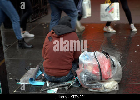 Heiligabend und der Obdachlose betteln der letzten Minute Shopper in Buchanan Street Glasgow der Stadt stil Mile High end Einkaufsviertel. Stockfoto