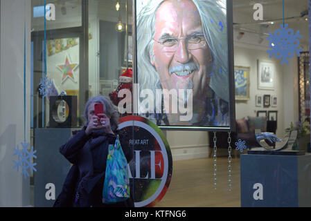 Heiligabend und ein Ventilator reißt einen selfie mit Billy Connolly Kunstdruck in Schloss Kunst der Queen Street in der Nähe der Stadt George Square. Kredit Gerard Fähre / alamy Nachrichten Stockfoto