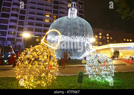 Colombo, Sri Lanka. 24 Dez, 2017. Menschen gesehen gehen um eine LED Weihnachten Decorationsin colombo Sri Lanka. Dezember 24, 2017 Credit: vimukthi Embuldeniya/Alamy leben Nachrichten Stockfoto