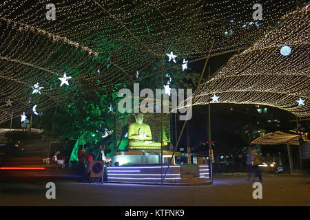 Colombo, Sri Lanka. 24 Dez, 2017. Ein Buddha Statue ziert für Weihnachten celbration in Colombo, Sri Lanka. Dezember 24,2017: vimukthi Embuldeniya/Alamy leben Nachrichten Stockfoto