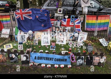 London, 24. Dezember 2017: Ehrungen sind in der Gedenkstätte Garten außerhalb der Heimat des Britischen Sänger George Michael in Highgate, nördlich von London, wie den ersten Jahrestag seines Todes Ansätze. Credit: Claire Doherty/Alamy leben Nachrichten Stockfoto