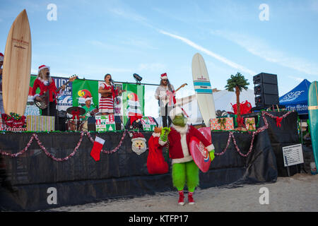 Cocoa Beach, Florida, USA. 24 Dez, 2017. Surfen Surfen Weihnachtsmänner, eine jährliche Veranstaltung am Heiligabend in Cocoa Beach, Florida, wo Leute in Santa Claus Kostüme surf gekleidet. Credit: Lori Barbely/Alamy leben Nachrichten Stockfoto