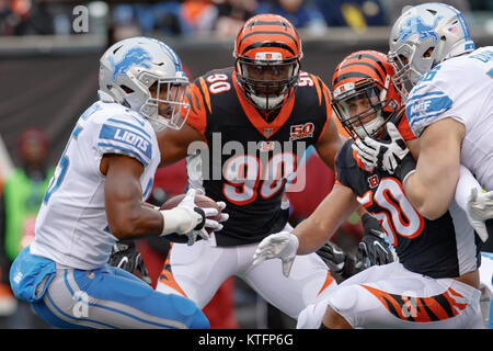 Cincinnati, OH, USA. 24 Dez, 2017. Detroit Lions zurück läuft, Theo Riddick (25) gibt den Ball in einem Spiel zwischen den Detroit Lions und die Cincinnati Bengals an Paul Brown Stadium in Cincinnati, OH. Adam Lacy/CSM/Alamy leben Nachrichten Stockfoto