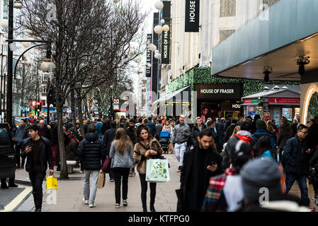 London, Großbritannien. 24. Dezember 2017. UK Wetter. Tausende von Weihnachten Shopper besuchen Londoner Oxford Street, einer der beliebtesten und geschäftigsten Shopping Reiseziele Europas, an einem milden und bewölkten Tag last Minute Geschenke zu kaufen. Heiligabend fällt in diesem Jahr auf einen Sonntag, so dass die Geschäfte nur für sechs Stunden öffnen können, wodurch eine halsbrecherische Jagd bevor die Geschäfte für Boxing Day sales öffnen. Stockfoto