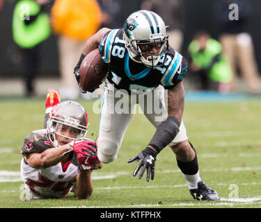 Charlotte, North Carolina, USA. 24 Dez, 2017. Carolina Panthers wide receiver DAMIERE BYRD (18) Erhält weg von Tampa Bay Buccaneers cornerback BRENT GRIMES (24) Während der NFL Tätigkeit an der Bank von Amerika Stadium. Credit: Csm/Alamy leben Nachrichten Stockfoto