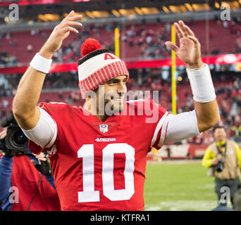 Santa Clara, Kalifornien, USA. 24 Dez, 2017. San Francisco 49ers quarterback Jimmy Garoppolo (10) feiert, nachdem ein NFL Spiel zwischen der Jacksonville Jaguars und der San Francisco 49ers bei Levi's Stadion in Santa Clara, Kalifornien. Valerie Shoaps/CSM/Alamy leben Nachrichten Stockfoto