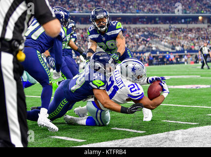 Arlington, Texas, USA. 24 Dez, 2017. 24. Dezember 2017:. Dallas Cowboys zurück laufen Hesekiel Elliott (21) trägt den Ball wie er durch Seattle Seahawks linebacker Bobby Wagner (54) und die Seattle Seahawks Sicherheit Earl Thomas (29) Während eines NFL Football Spiel der Seattle Seahawks und Dallas Cowboys bei AT&T Stadium in Arlington, Texas angegangen wird. Manny Flores/CSM Credit: Cal Sport Media/Alamy leben Nachrichten Stockfoto