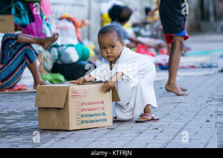 Cebu City, Philippinen. 25 Dez, 2017. Ein heimatloses Kind drückt einen Karton am Weihnachtstag morgen 2017, Cebu City, Philippinen Quelle: bildergallerie 2/Alamy leben Nachrichten Stockfoto